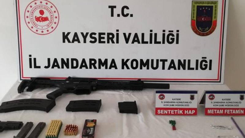Kazaya karışan araçtan uyuşturucu ve silah çıktı