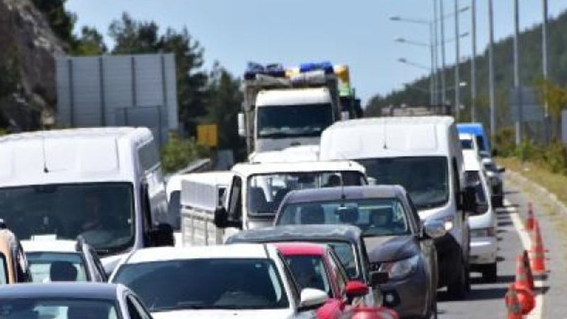 Muğla'da araç kuyruğu 4 kilometreye ulaştı