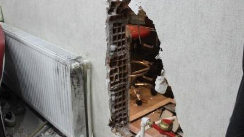 Duvarı kırıp, kuyumcudan 400 bin TL'lik altın çaldılar