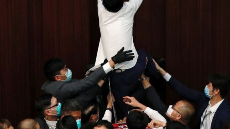 Hong Kong meclisinde arbede çıktı