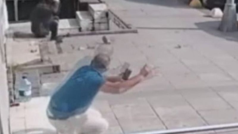 Kadıköy'de oturduğu sırada üzerine beton parçaları düştü