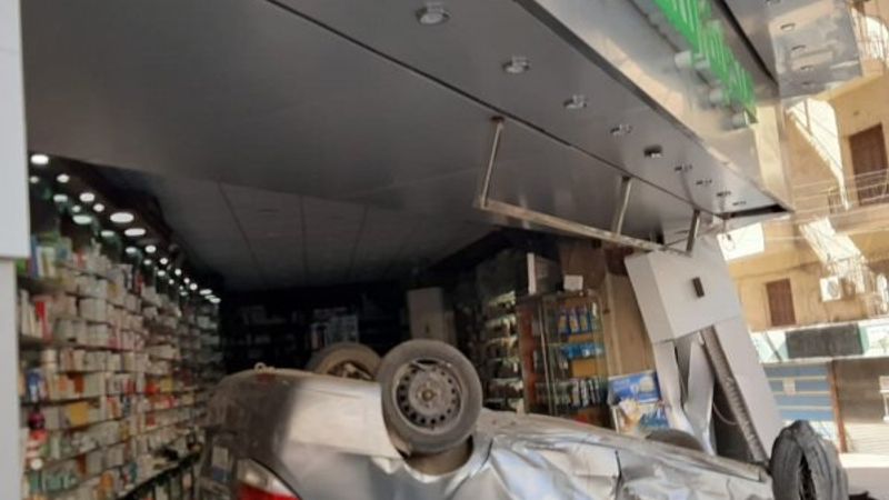 Mısır'da otomobil eczaneye daldı
