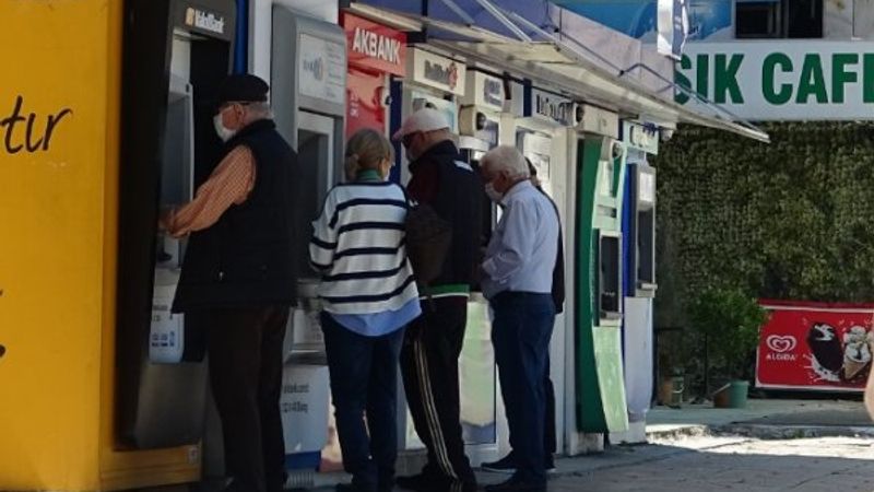 Bursa'da 65 yaş ve üzeri bankamatiğe koştu