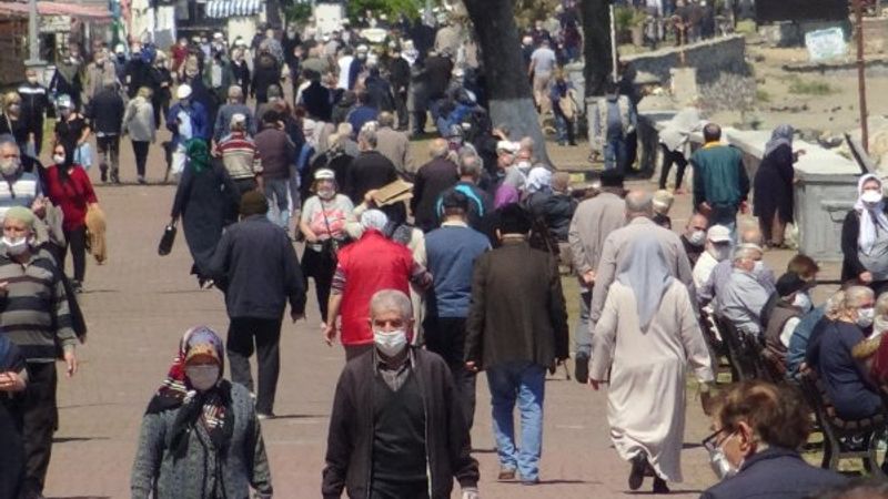 Bursa’da sahiller 65 yaş vatandaşlarla doldu taştı