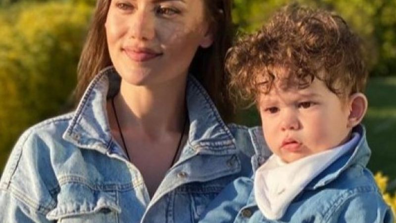 Fahriye Evcen oğlu ile fotoğraf paylaştı