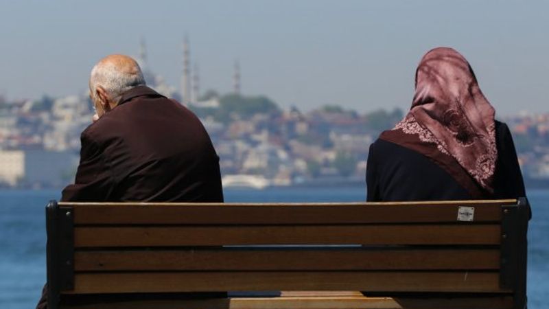 65 yaş üstü vatandaşlar dışarıya çıktı