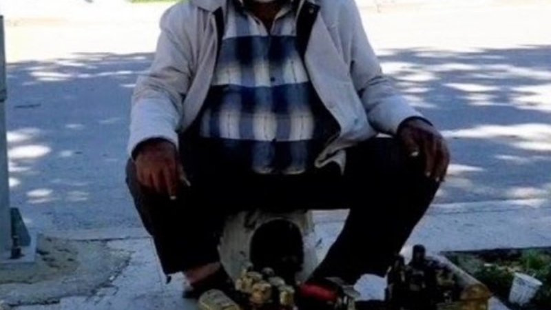 İzmir'de 4 saatlik izinde ayakkabı boyamaya çıktı