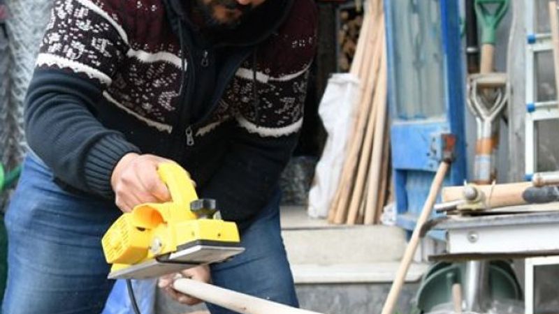 Bankacılığı bırakıp, ata mesleği demirciliğe başladı