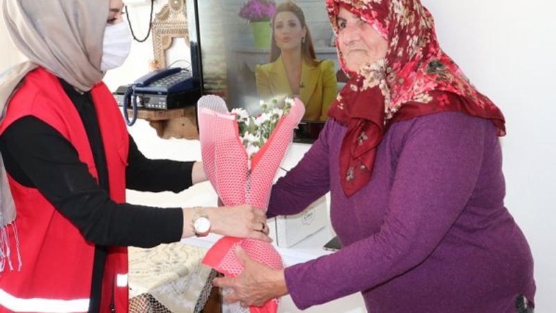 Engelli eşi ile çocuğuna bakan engelli anneye ziyaret