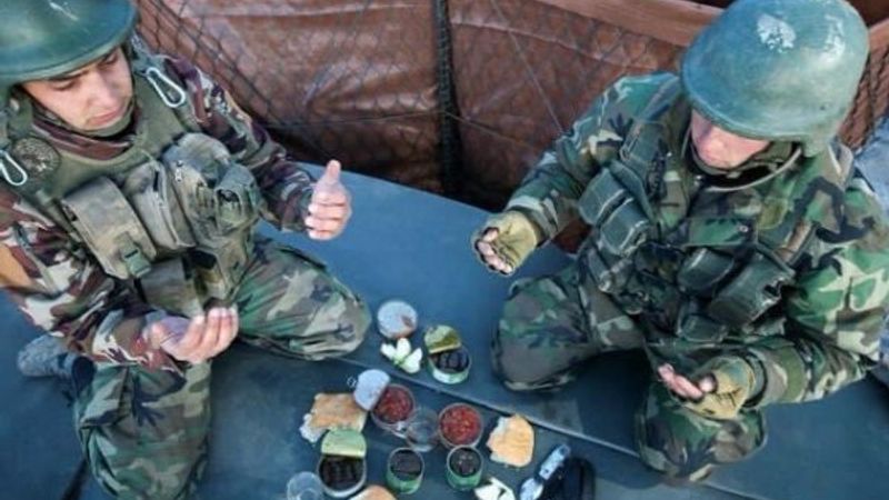 Asker nöbette iftar açıyor