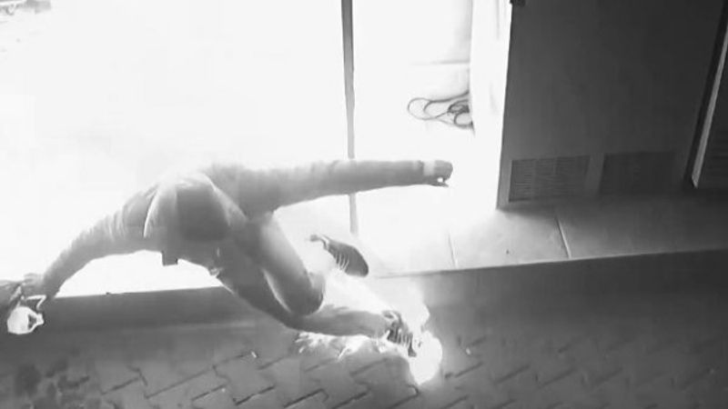 Karaman'da iş yerini kundaklamaya çalışan şüpheli kendini yaktı