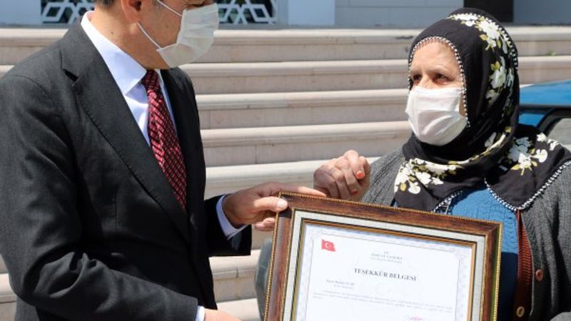 30 yıldır kaza yapmayan kadın şoför yılın sürücüsü seçildi