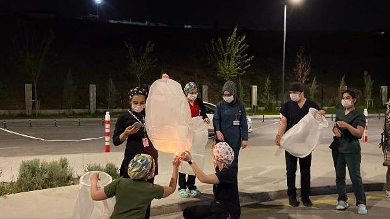 Koronanın bitmesi için gökyüzüne dilek feneri bıraktılar