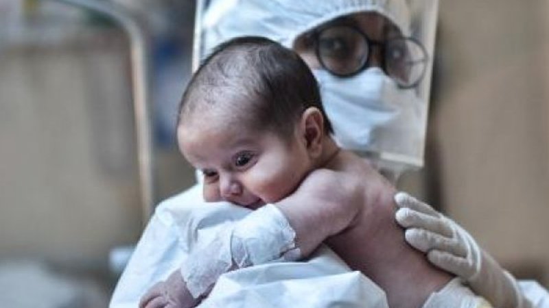 45 günlük Amine bebeğe maske takıldı