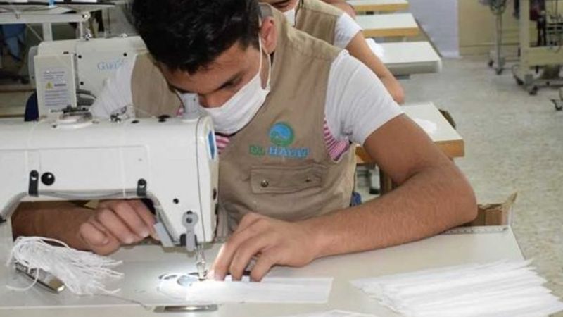 Türk ve Suriyeli gönüllülerden maske seferberliği