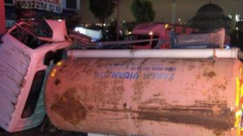 Başakşehir'de vidanjör yan yattı:1 yaralı