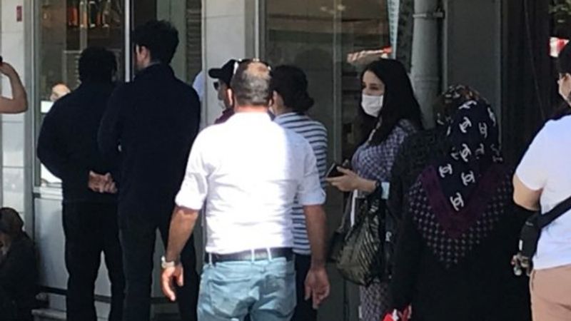 İstanbul'da mağaza önünde indirim kuyruğu