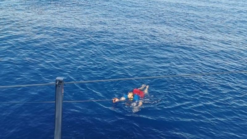 Yüzmekten bitkin düşen mülteci son anda kurtarıldı