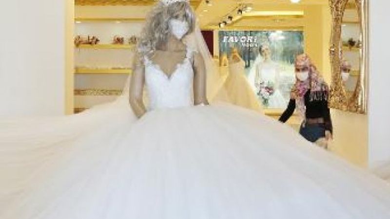 Diyarbakır'da sosyal mesafeli gelinlik tasarlandı