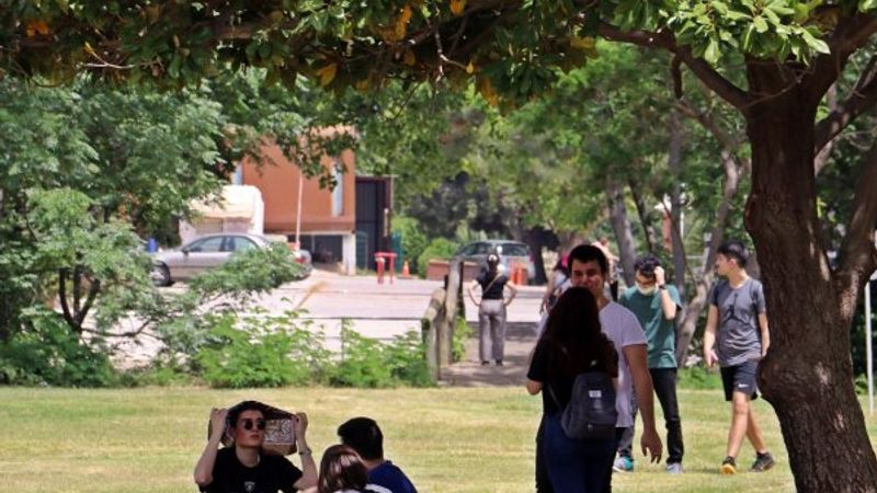 Gençler 4 saatlik izinde, soluğu ağaç gölgelerinde aldı