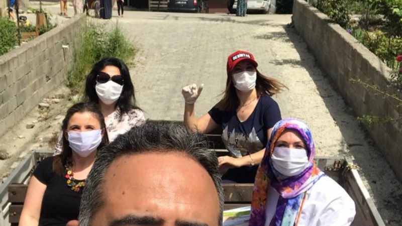 Öğretmenler kamyonetle dolaşıp öğrencilerle hasret giderdi