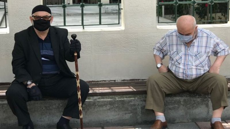 Sultangazi’de yaşlılar arasında korona tartışması