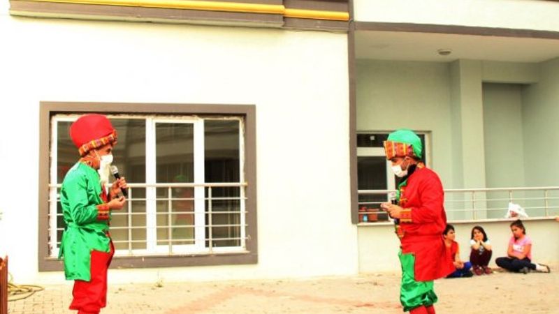 Din görevlileri cübbelerini çıkarıp kostüm giydi