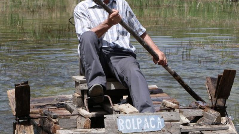 Sokağa çıkma izninde kendi yaptığı salına biniyor