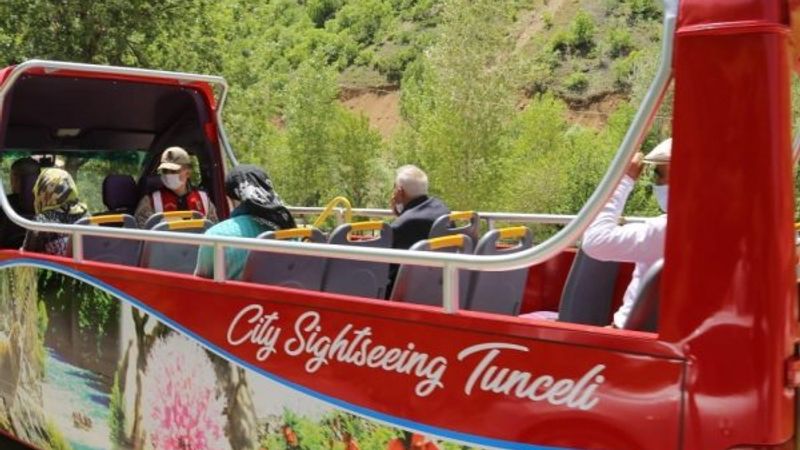 Tunceli'de yaşlılar, tur otobüsüyle Munzur Vadisi'ni gezdi