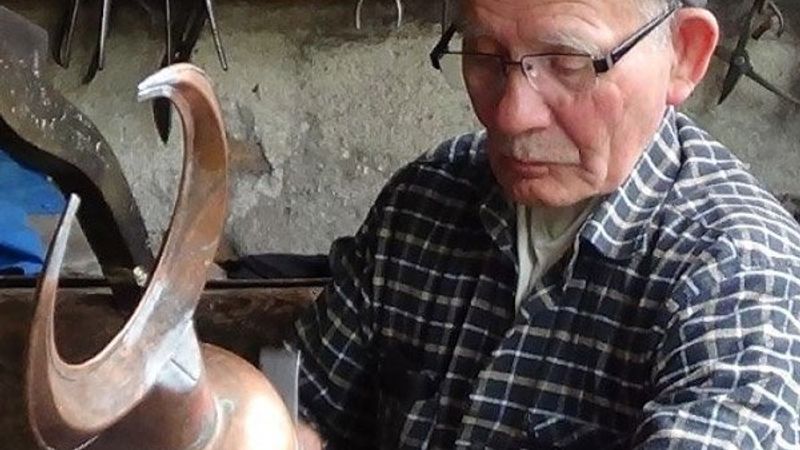 79 yaşındaki bakır ustası, izin sayesinde dükkanını açtı