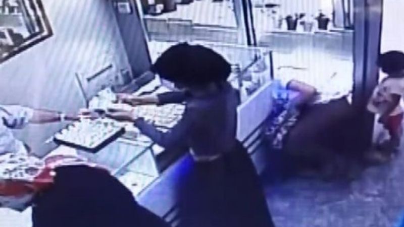 Annesi altın beğenirken çocuğu yüzük tablasını çaldı