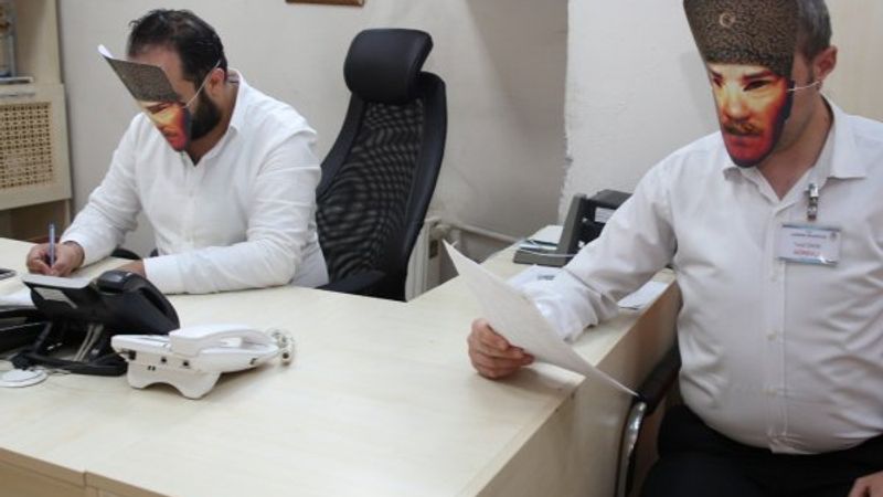 Belediye personelinden Atatürk maskeli kutlama