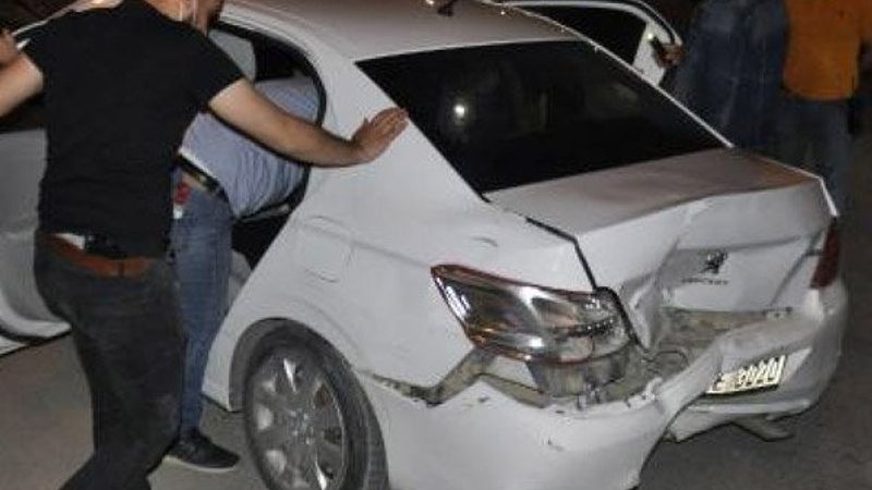Polisin 'dur' ihtarına uymayan sürücü, 2 araca çarptı