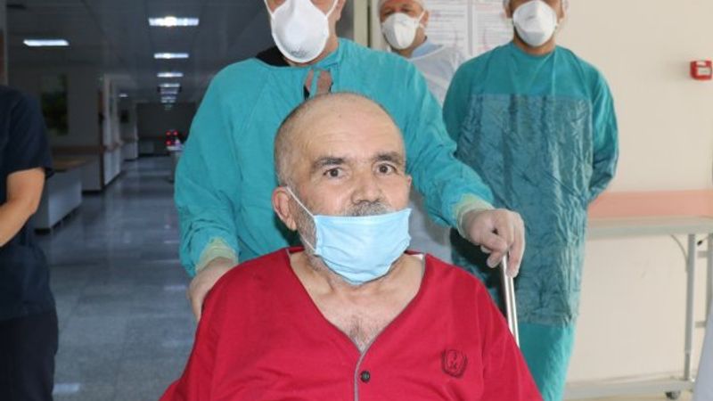 İki kez kalbi duran 62 yaşındaki hasta, koronayı yendi