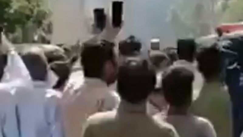 Kaza yerinden görüntü paylaşmaya çalışan Pakistanlılar