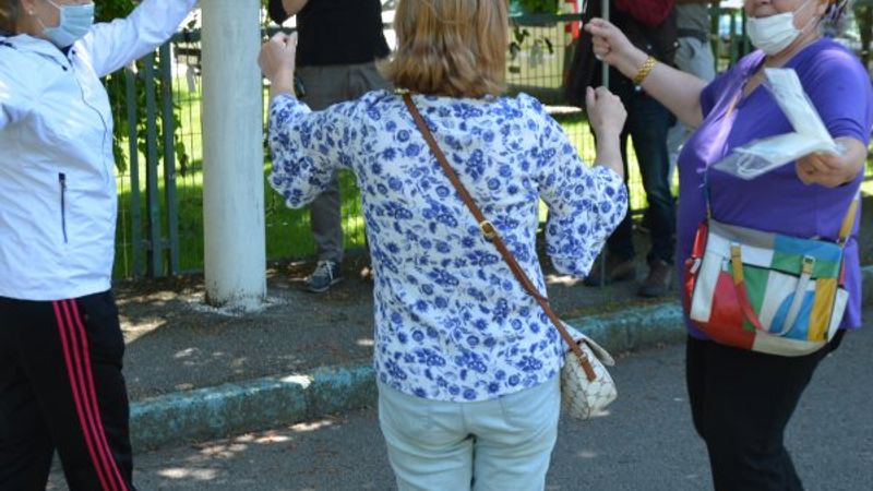 Bursa'da sokağa çıkan yaşlılar, bayramı oynayarak kutladı