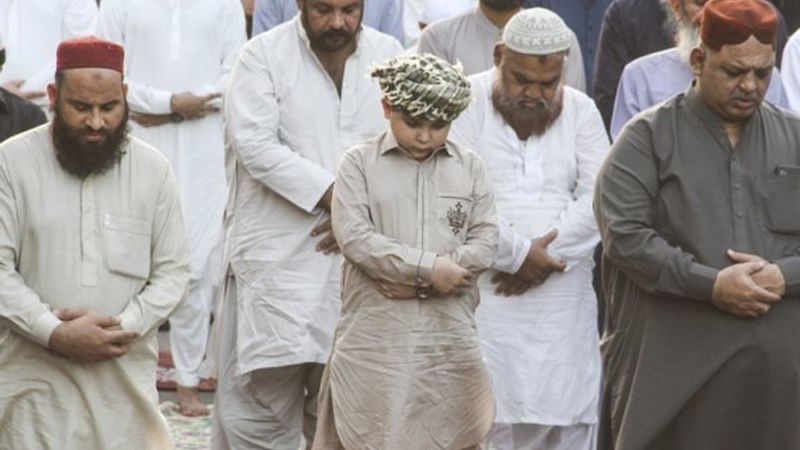 Korona gölgesinde bayram namazı