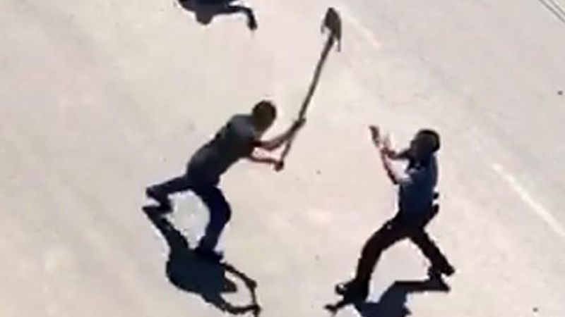 Ambulansa taş atıp, polisin başına kürekle vurdu
