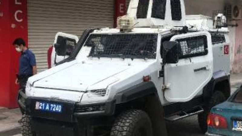 Diyarbakır'da devriye gezen polis ekibine saksı atıldı