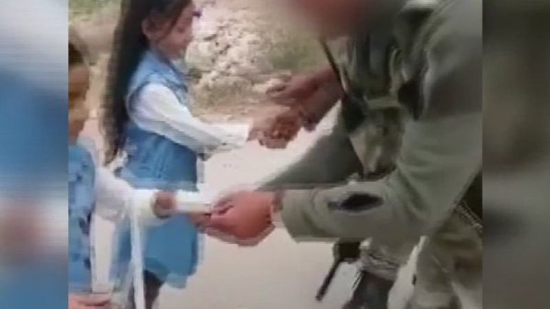 İdlib'de Türk askerlerinden çocuklara bayram harçlığı