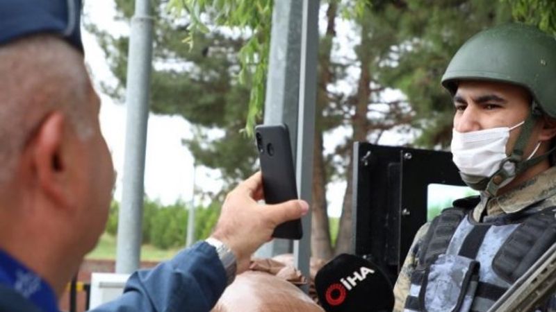 Malatya’da nöbetteki askere komutanından sürpriz