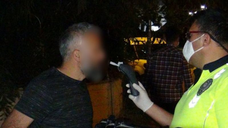 Antalya'da alkol alıp yasağı deldi, boş yolda kaza yaptı