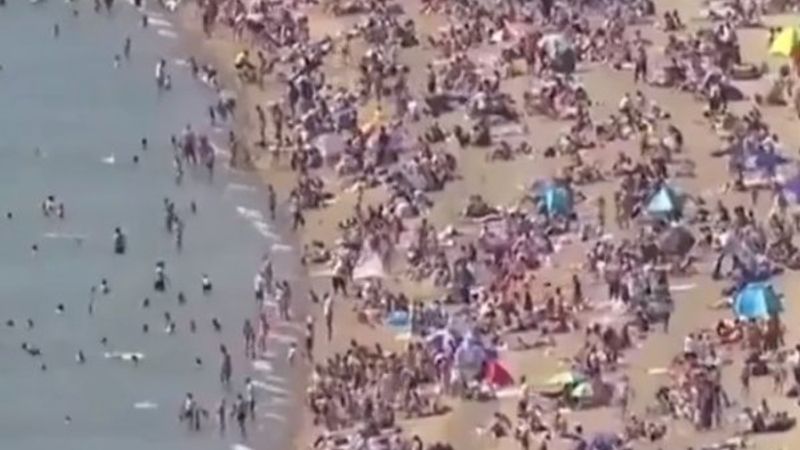 İngiltere'de plajlar tıklım tıklım doldu