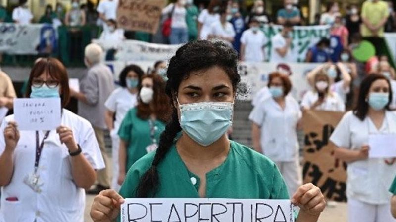 İspanya’da sağlık çalışanları protesto düzenledi