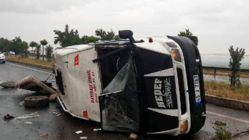 Manisa’da işçi minibüsü devrildi: 15 yaralı