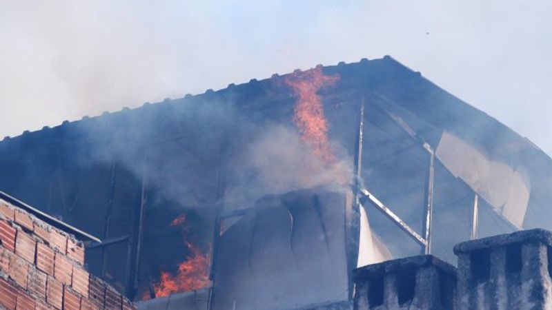 Oturduğu evi önce yaktı, sonra kaçtı