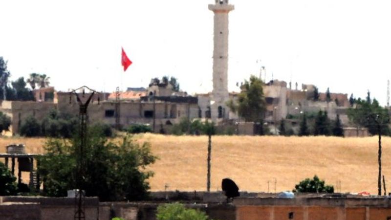 Tel Abyad’a iki Türk bayrağı asıldı