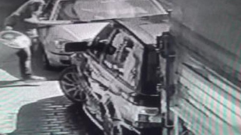 Esenyurt'ta bir kadın lüks cipe çöp döktü