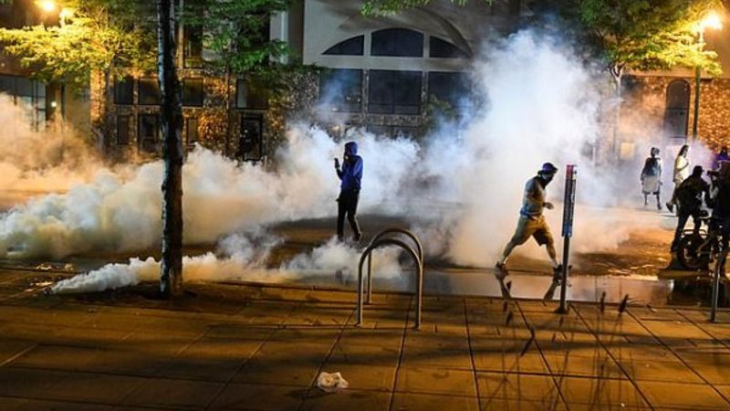 ABD’deki gösterilerde marketi yağmalayan kişi öldürüldü