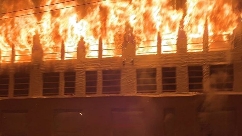 ABD’de yağmalanan AVM'ler ateşe verildi